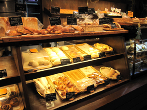 白金台の金麦には毎日美味しいパンが並んでます